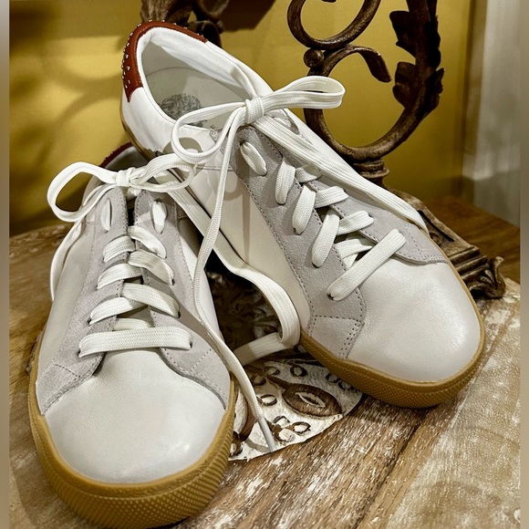 EUC Vince Camuto “Milzy” White Leather Sneakers w/Suede and Brown Accents Sz 7.5 - Picture 2 of 10